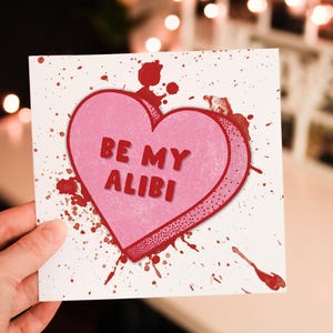 Be My Alibi - Funny Valentines Day Card, verjaardag cadeau ware misdaad, griezelige wenskaarten, moorddocumentaires verjaardag, roze, horror