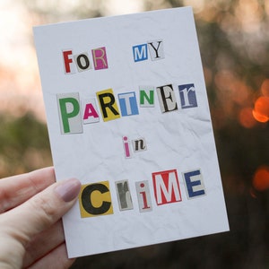 Partner In Crime - Grappige Valentijnsdag Kaart, Verjaardag Romantisch True Crime Cadeau, Griezelige Wenskaarten, Moord Documentaires, SSDGM, Liefde