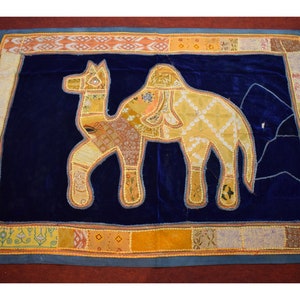 インドのラジャスタンの手作りラクダ刺繍アンティークデザインのタペストリー、手作りの動物のフィギュアスタイルとパッチワークパターンの壁掛け