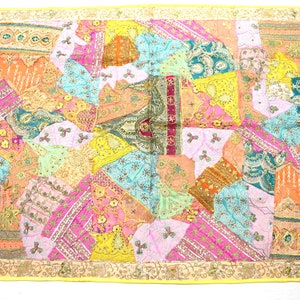 Könnte beinhalten: Ein farbenfroher Patchwork-Deckenbezug mit einer Vielzahl von Stoffen und Texturen. Der Bezug besteht aus vielen verschiedenen Stoffstücken, jedes mit seinem eigenen einzigartigen Muster und seiner eigenen Farbe. Der Bezug ist mit einem gelben Rand eingefasst.