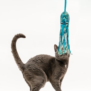 Katzenspielzeug Oktopus aus Wolle mit einem 1,20 m langen Halteband. Ink Floyd von Cat in the Box. Handarbeit aus Nepal. Arktisches Blau. Fair Trade zertifiziert Bild 4