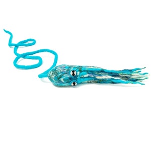 Katzenspielzeug Oktopus aus Wolle mit einem 1,20 m langen Halteband. Ink Floyd von Cat in the Box. Handarbeit aus Nepal. Arktisches Blau. Fair Trade zertifiziert Bild 2