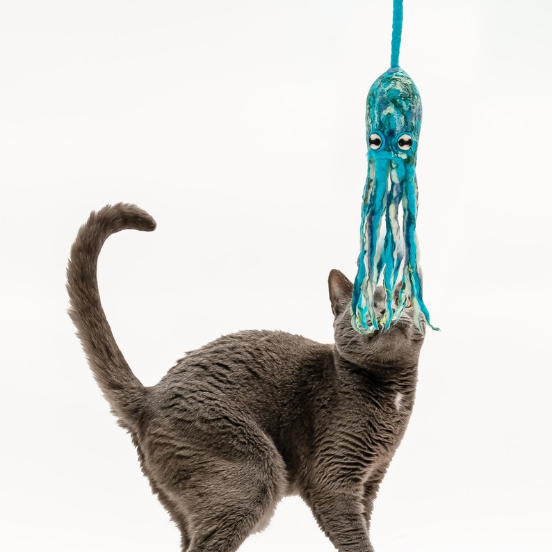 Katzenspielzeug Oktopus aus Wolle mit einem 1,20 m langen Halteband. Ink Floyd von Cat in the Box. Handarbeit aus Nepal. Arktisches Blau. Fair Trade zertifiziert Bild 5