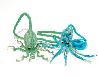 Kattenspeelgoed wollen octopusspeelgoed met een 1,20 meter lange ketting. 'Ink Floyd' van Cat in the Box. Handgemaakt in Nepal. blauw of groen. Fair Trade-gecertificeerd