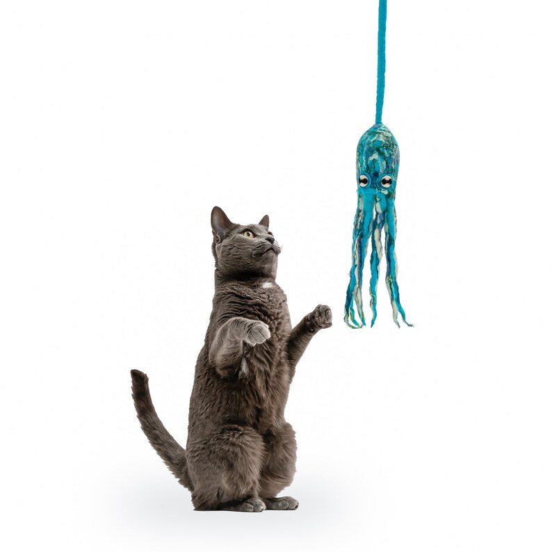 Katzenspielzeug Oktopus aus Wolle mit einem 1,20 m langen Halteband. Ink Floyd von Cat in the Box. Handarbeit aus Nepal. Arktisches Blau. Fair Trade zertifiziert Bild 7