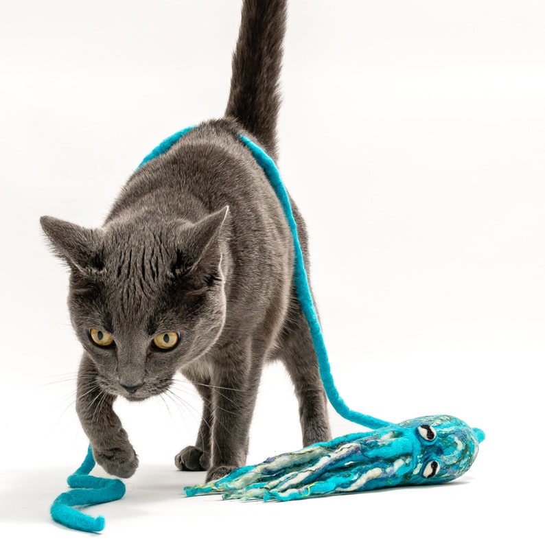 Katzenspielzeug Oktopus aus Wolle mit einem 1,20 m langen Halteband. Ink Floyd von Cat in the Box. Handarbeit aus Nepal. Arktisches Blau. Fair Trade zertifiziert Bild 10