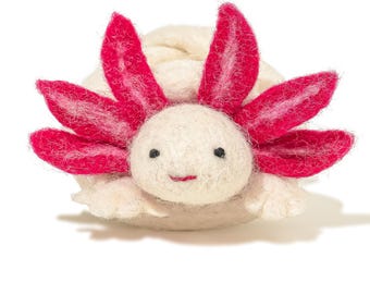 Axolotl aus Katzenspielzeug aus Wolle mit einem 1,5m langen Halteband. Ein kleines Lotl von Cat in the Box. Handarbeit aus Nepal. Fair Trade zertifiziert