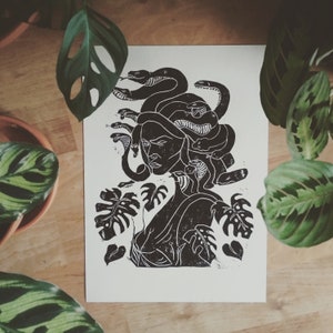 Medusa Monstera griechische Mythologie handgemachter Linoldruck