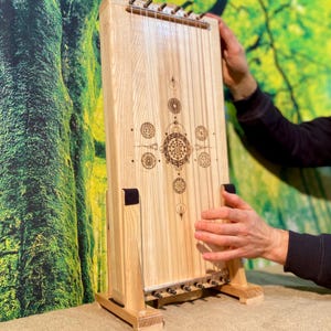 Großer lauter Regenstab mit Schnüren, wundervolle Kombination aus dem Geräusch des Regens und Monochord.  bespanntes klangheilendes Musikinstrument