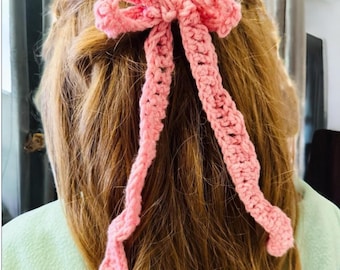 Presilha de cabelo feita à mão em crochê com laço de algodão: acessório para bebês e crianças pequenas.