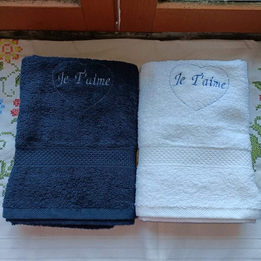 Lot de 2 Serviettes 50x100 cm Brodée Je T'aime Ornée Promo Pour Les Amoureux