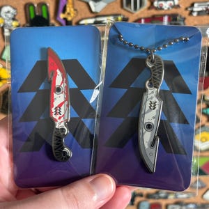 Emaille pinnen en kettingen van Hunter Knife