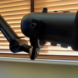 Logitech Compass Boom Arm Mic Mount – Sturdy and Adjustable Holder for Blue Yeti, Perfect for Streaming, Podcasts & Studio Setups bild 6