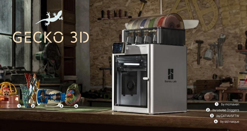 Puede incluir: Una impresora 3D plateada con el texto "GECKO 3D" y un logotipo de gecko. La impresora est&aacute; junto a varios objetos coloridos impresos en 3D. La impresora tiene una pantalla y un logotipo de Bambu Lab.