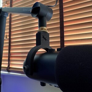 Logitech Compass Boom Arm Mic Mount – Sturdy and Adjustable Holder for Blue Yeti, Perfect for Streaming, Podcasts & Studio Setups bild 3
