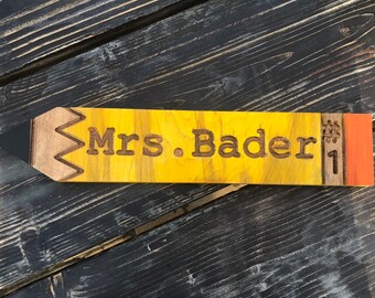 Geschnitztes Bleistift-Lehrer-Namensschild - Personalisiertes Klassenzimmer-Schild