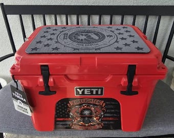 カスタムYeti Tundra 35クーラーパッド：パーソナライズされた刻印入りSeaDekトップ