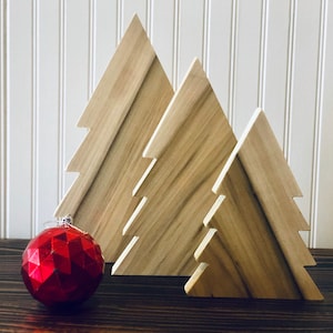 Albero di Natale rustico in legno: decorazioni natalizie in stile fattoria