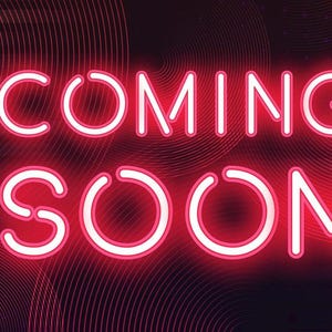 Op de afbeelding: Een neonbord met de tekst "COMING SOON" in helderrode letters. De tekst is wit omlijnd en geplaatst tegen een donkere achtergrond met een patroon van gebogen lijnen.