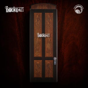 Pu&ograve; includere: Una scatola nera con un design a forma di porta in legno. La porta ha un design intagliato e una maniglia argentata. La scatola ha la scritta "Locke & Key" stampata su di essa.