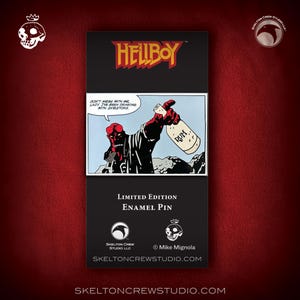 Puede incluir: Una tarjeta de presentación rectangular para pin de esmalte de Hellboy con una viñeta de cómic de Hellboy sosteniendo una botella etiquetada RUM y el texto DON'T MESS WITH ME, LADY. I'VE BEEN DRINKING WITH SKELETONS. Incluye el texto LIMITED EDITION ENAMEL PIN.