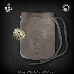 Bolsa de cuero con el logotipo de Hellboy/B.P.R.D. — ahora en el clásico gris de B.P.R.D.