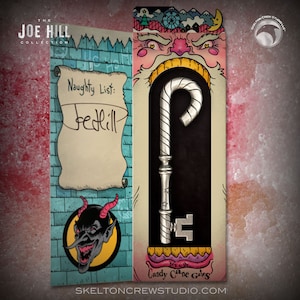 Puede incluir: Una tarjeta de estilo vintage con una ilustración de dibujos animados de un Papá Noel gruñón. La tarjeta presenta una llave plateada con forma de bastón de caramelo con el texto "Key to the Candy Cane Gates" y "The Joe Hill Collection". La tarjeta también incluye una lista titulada "Naughty List" con el nombre "Fedlill" escrito en ella.