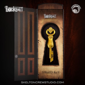 Puede incluir: Una llave de color dorado con una hoja en forma de espada se muestra en una caja con un recorte de ojo de cerradura. La caja está decorada con un fondo de estilo vintage y el texto "Locke & Key" y "SWORD Key".