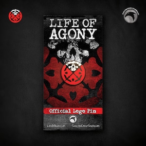 Puede incluir: Un pin de esmalte rojo y blanco con el logotipo de la banda Life of Agony. El pin es redondo y tiene una calavera con huesos cruzados en el centro. El texto "Life of Agony" y "Official Logo Pin" está impreso en la tarjeta.