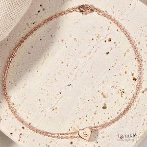 K&ouml;nnte beinhalten: Ein zartes Armband aus ros&eacute;goldener Kette mit einem kleinen Herz-Anh&auml;nger mit dem Buchstaben "S". Das Armband besteht aus zwei &uuml;bereinanderliegenden Ketten und hat einen Karabinerverschluss. Twinkle Personalisiert.