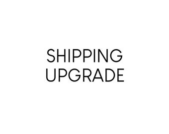 Può includere: Testo che recita "SHIPPING UPGRADE" in maiuscolo.