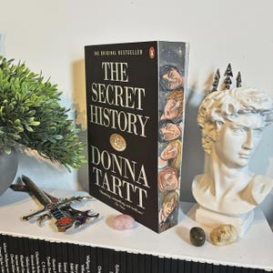 Den hemliga historien - Handmålade bokkanter med hög detaljrikedom