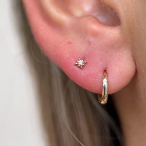 Arete de Cartílago Triangular en Oro Sólido de 14K, Hipoalergénico, Piercing de Base Plana con Rosca Interna, Joyeria fina & Minimalista.