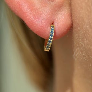 Orecchini a cerchio con topazio blu in oro 14 carati, orecchini a cerchio con pietra preziosa per piercing all'elica o al lobo, regalo minimalista con topazio per lui o per lei.