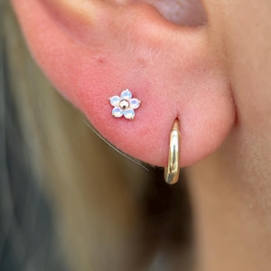 Rosa Opal Blume Knorpel Ohrring in 14 Karat Massiv Gold für Helix Lobe Tragus Piercing Flat Back Stud Hypoallergen Schmuck für empfindliche Ohr