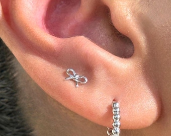 Pendiente en forma de Cruz con Diamantes en Oro Sólido de 10K, Pendiente Minimalista, Delicado, de Cartílago, Joyería fina e Hipoalergénica.