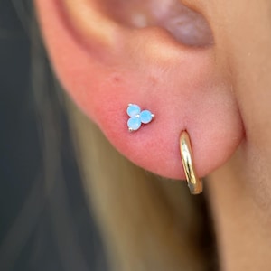Blå Opal Trinity Platt Näsörhänge i 14K Vitt Guld, Brosk Helix Piercing Smycken, Minimal Gåva till Henne