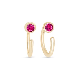 Massief 14k gouden Ruby Huggie Hoop voor moeder of oma, kraakbeen en bovenkwab hoepel, Helix Huggie Earring, Ruby sieraden cadeau voor Moederdag