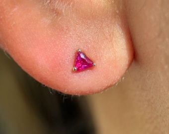 Pendiente en forma de Triangulo, Color Rubí en Oro Sólido de 14K, para Piercing de Concha, Cartílago, Trago y Helix, Joyería minimalista.