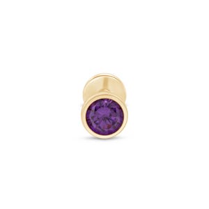 Arete de Cartílago color Amatista con Bezel en Oro Sólido de 14K, con Diseño de Respaldo Plano Internamente enroscado. Joyeria minimalista.