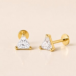 Arete de Cartílago Triangular en Oro Sólido de 14K, Hipoalergénico, Piercing de Base Plana con Rosca Interna, Joyeria fina & Minimalista.