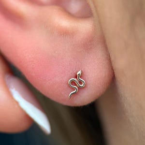 Pendientes de cartílago en forma de serpiente pequeña en oro sólido de 14k, ideales para piercing en helix, concha y tragus. Joyeria fina.