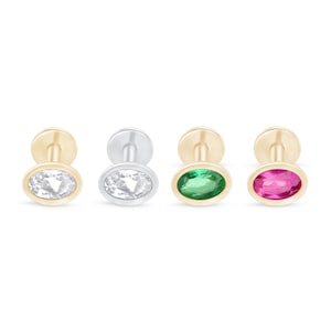 Brinco pequeno de ouro 14k com corte oval e base plana, calibre 18G, para piercings em lóbulo, hélix, tragus e concha. Joia hipoalergênica. Presente ideal para ele ou para ela.