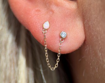 Orecchino a doppia catena con opale CZ e retro piatto, connettore da elica a lobo in oro 14 carati, gioiello minimalista per piercing alla cartilagine.