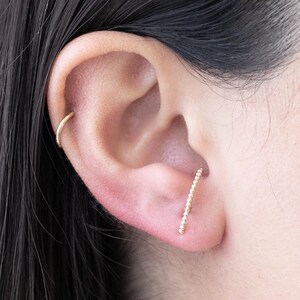 Pendiente Hélix con Cuentas en Oro Macizo de 14k, Aro de Cartílago con Bola Trasera, Pendiente Roscado Delicado para Mujer, Disponible en