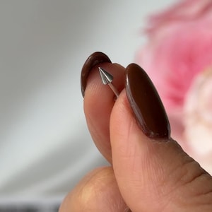 Arete de Cartílago en forma de Espiga, Oro Blanco Sólido de 14K, Cierre Plano,Perforación de Helix, Regalo de Joyería para Hombres y Mujeres