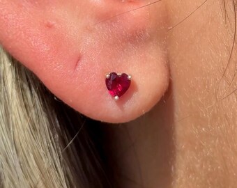 Pendientes de Oro en forma de Corazón color Rubí - Joyeria fina- Perfectos para Nuevos Piercings y Piel Sensible - Joyería Minimalista.