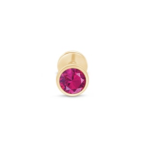 Pendiente de Rubí en Oro con Base Plana de 14K. Con Engaste Bezel para Piercings de Lóbulo, Helix, Concha y Tragus, Joyería Hipoalergénica.