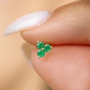 Brinco de pino Trinity com base plana em ouro 14K e esmeralda criada, joia para piercing na hélice, tragus e cartilagem, hipoalergênico, presente de noivado para ela.