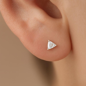Trillion geschnittene CZ Flat Back Ohrstecker aus 14K solidem Gold, 18G Helix Knorpel Piercing Schmuck, minimales Geschenk für Sie und Ihn